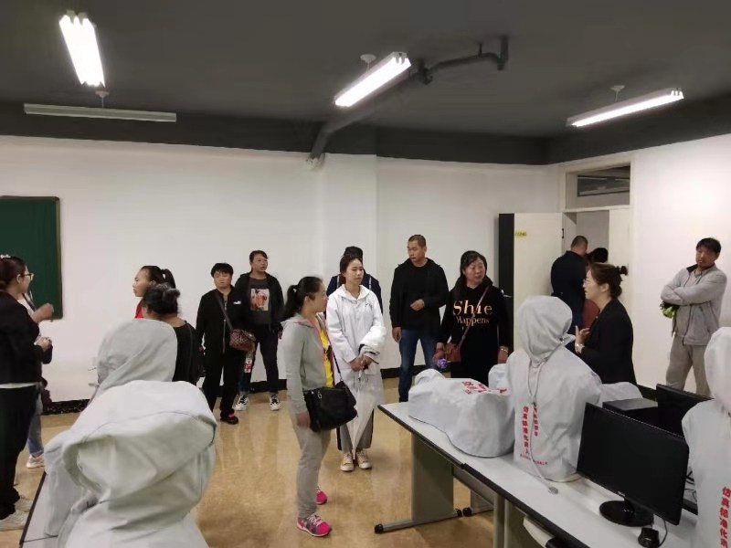 醫(yī)學(xué)技術(shù)學(xué)院組織新生家長參觀醫(yī)學(xué)實(shí)訓(xùn)大樓