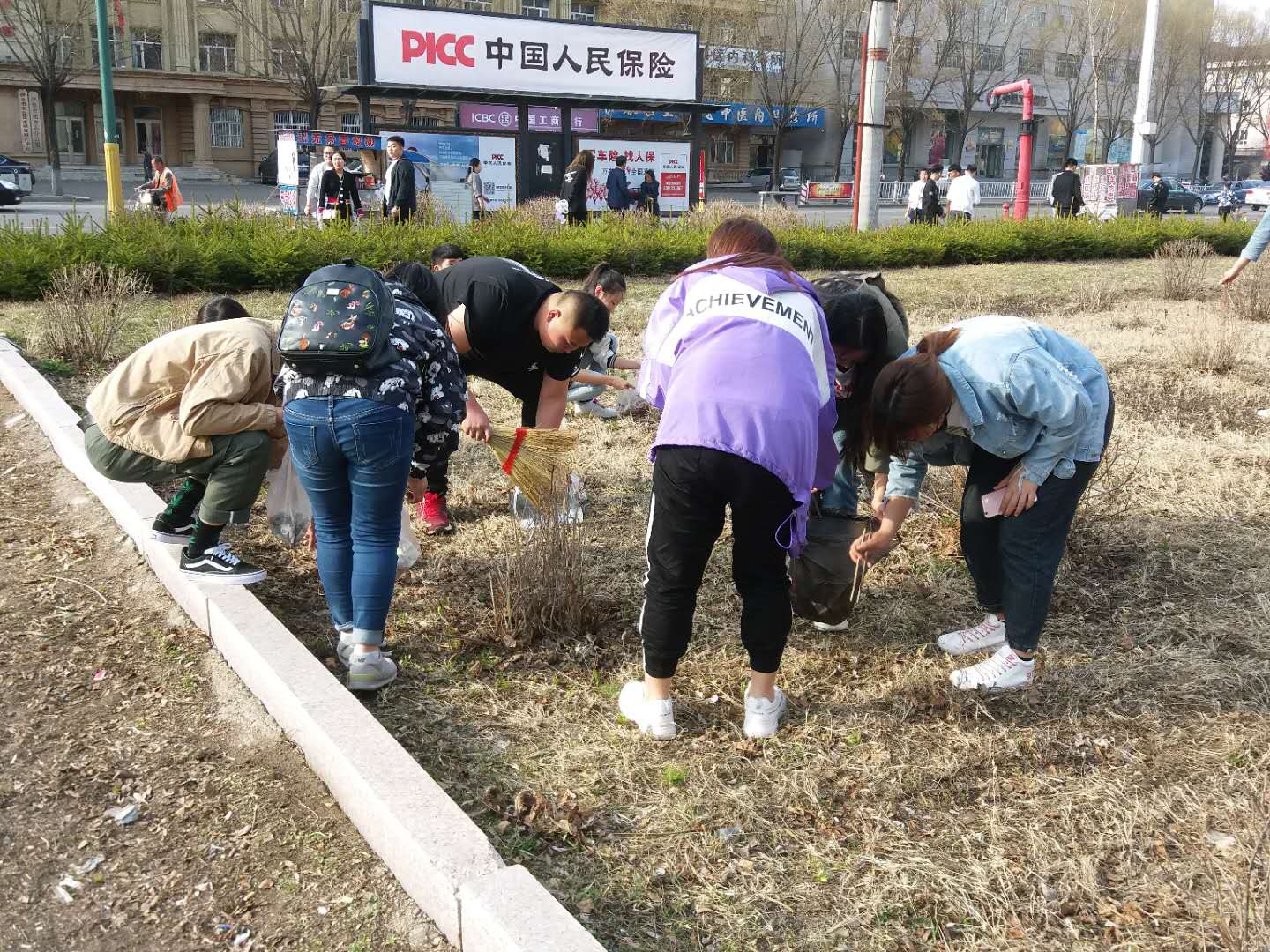 我院組織學(xué)生黨員、入黨積極分子開(kāi)展義務(wù)勞動(dòng)