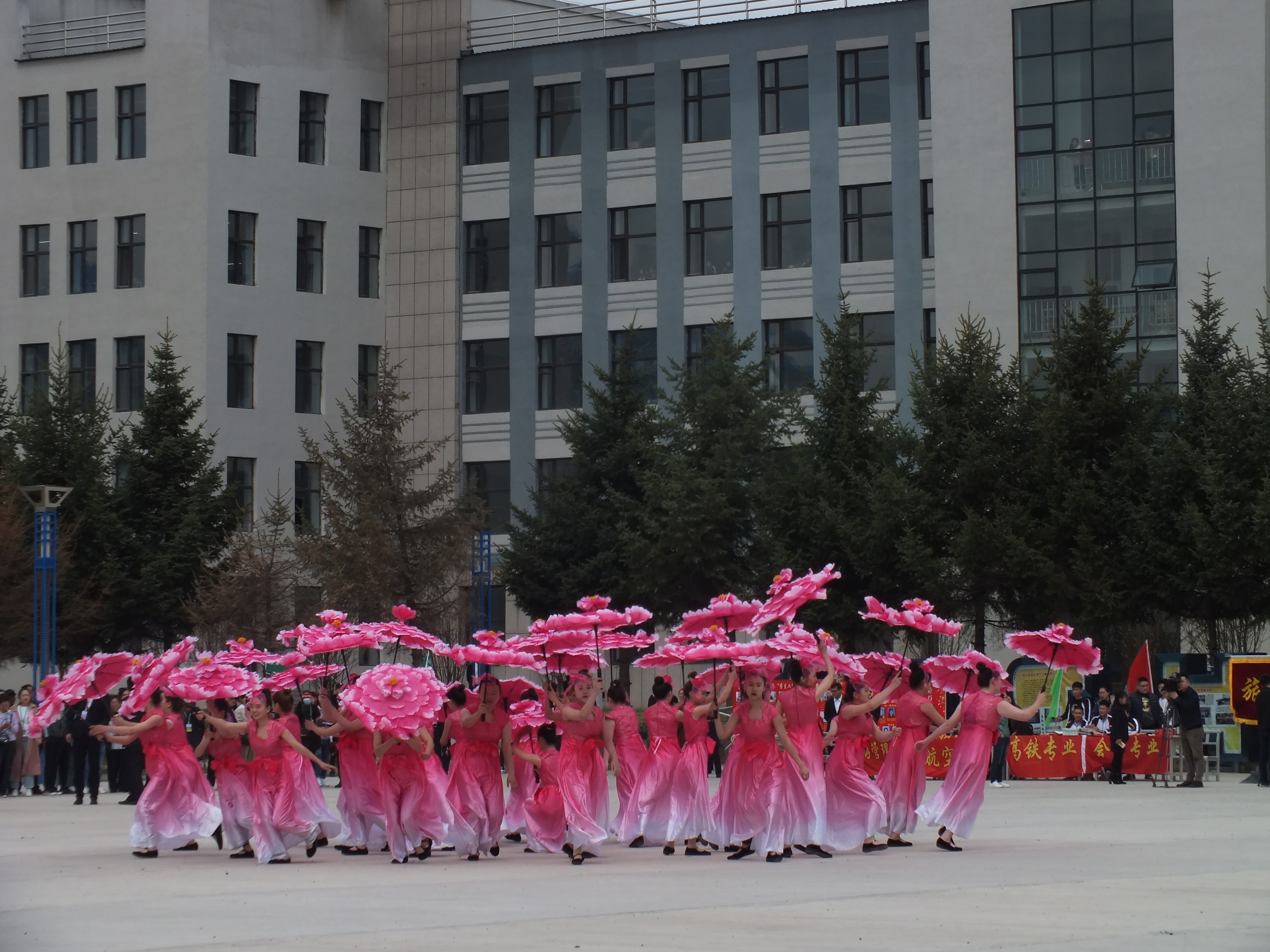 伊春職業(yè)學(xué)院2019年職業(yè)教育活動(dòng)周首屆“校園開(kāi)放日”隆重開(kāi)幕