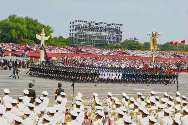 參加新中國(guó)70周年閱兵女兵方隊(duì)李玲玲同學(xué)載譽(yù)返校