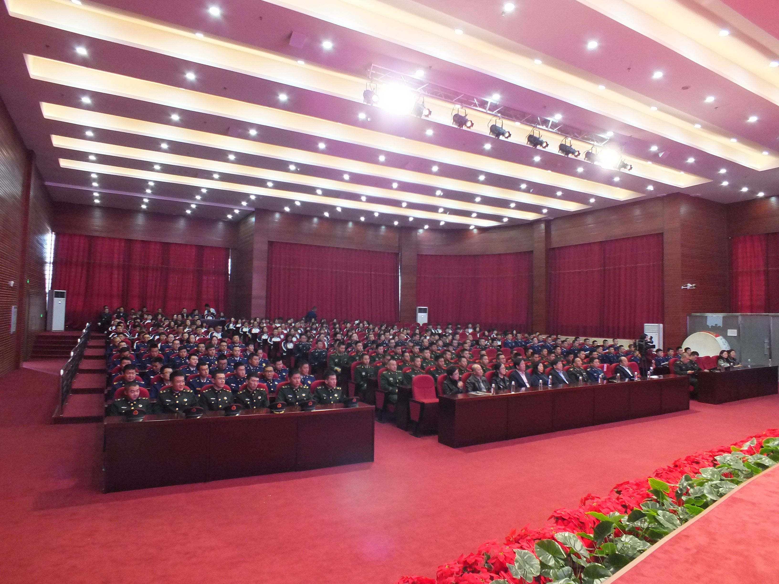 參加新中國(guó)70周年閱兵女兵方隊(duì)李玲玲同學(xué)載譽(yù)返校