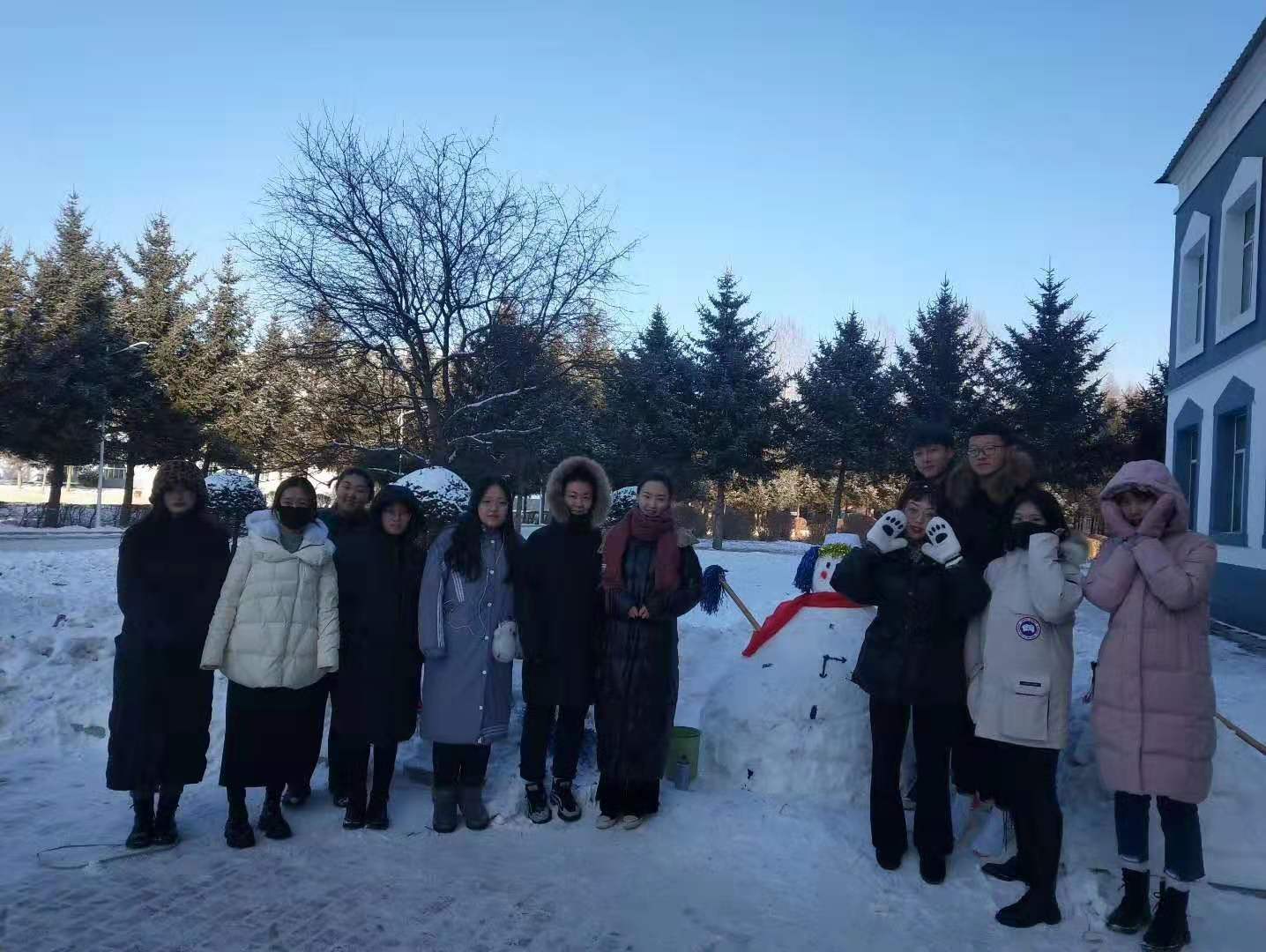 冰雪校園_歡樂(lè)你我----醫(yī)學(xué)技術(shù)學(xué)院雪雕大賽