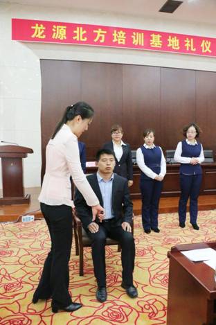 旅游商務學院教師為伊春市龍源北方培訓基地作禮儀專題講座