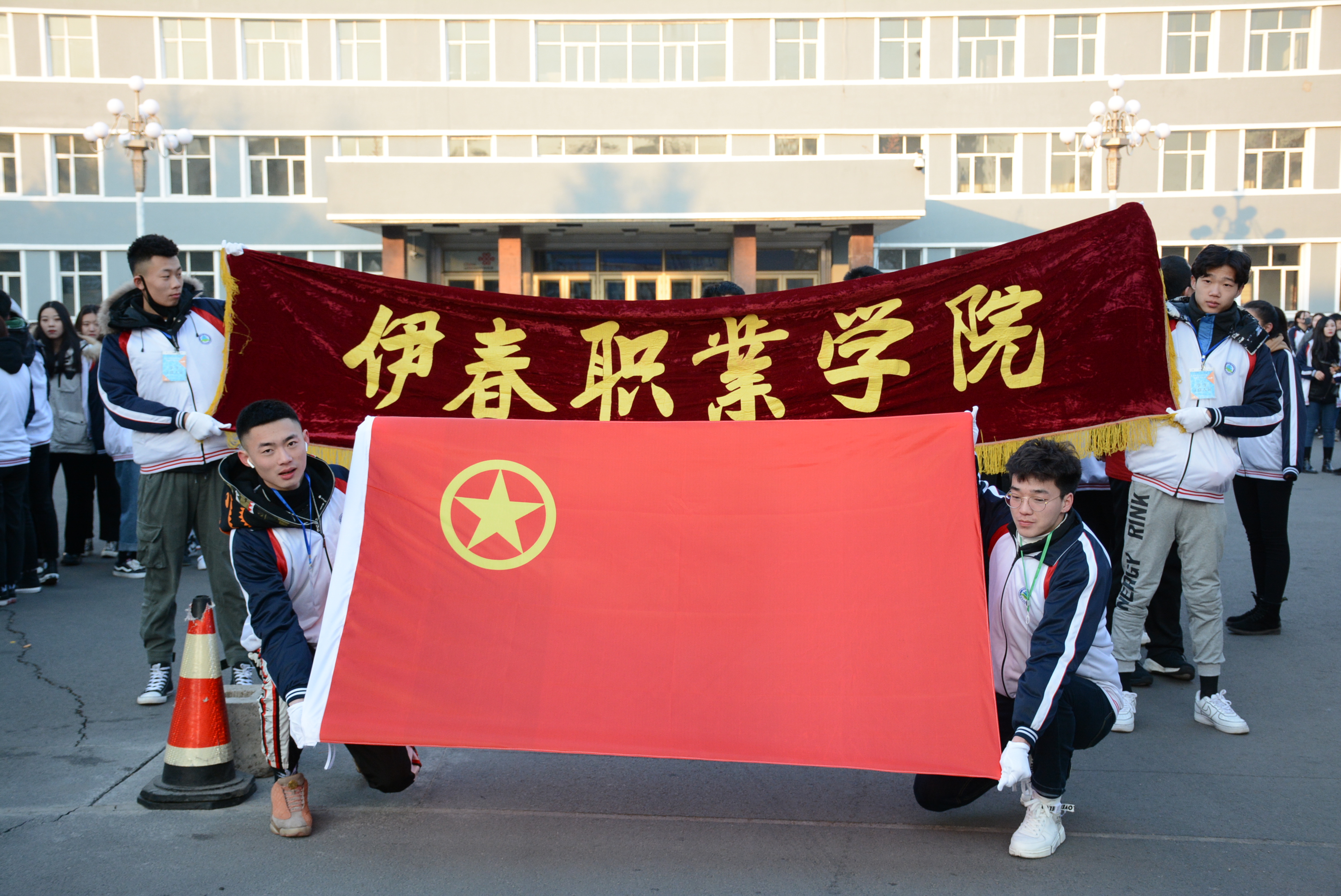 伊春職業(yè)學(xué)院開展清明節(jié)祭奠英烈活動