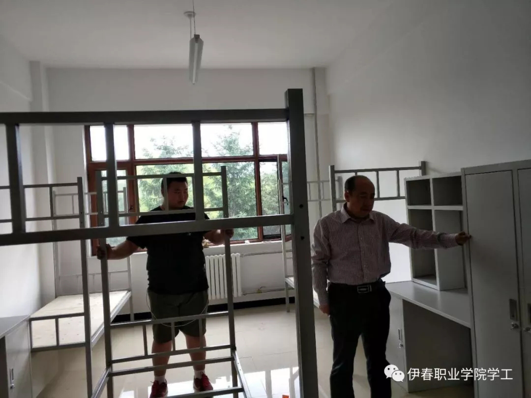 鶯遷喬木_燕入高樓_同心協(xié)力_眾志成城－_我校順利完成第四學生公寓調(diào)整搬遷任務