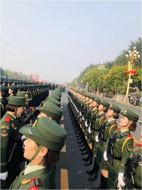 參加新中國(guó)70周年閱兵女兵方隊(duì)李玲玲同學(xué)載譽(yù)返校