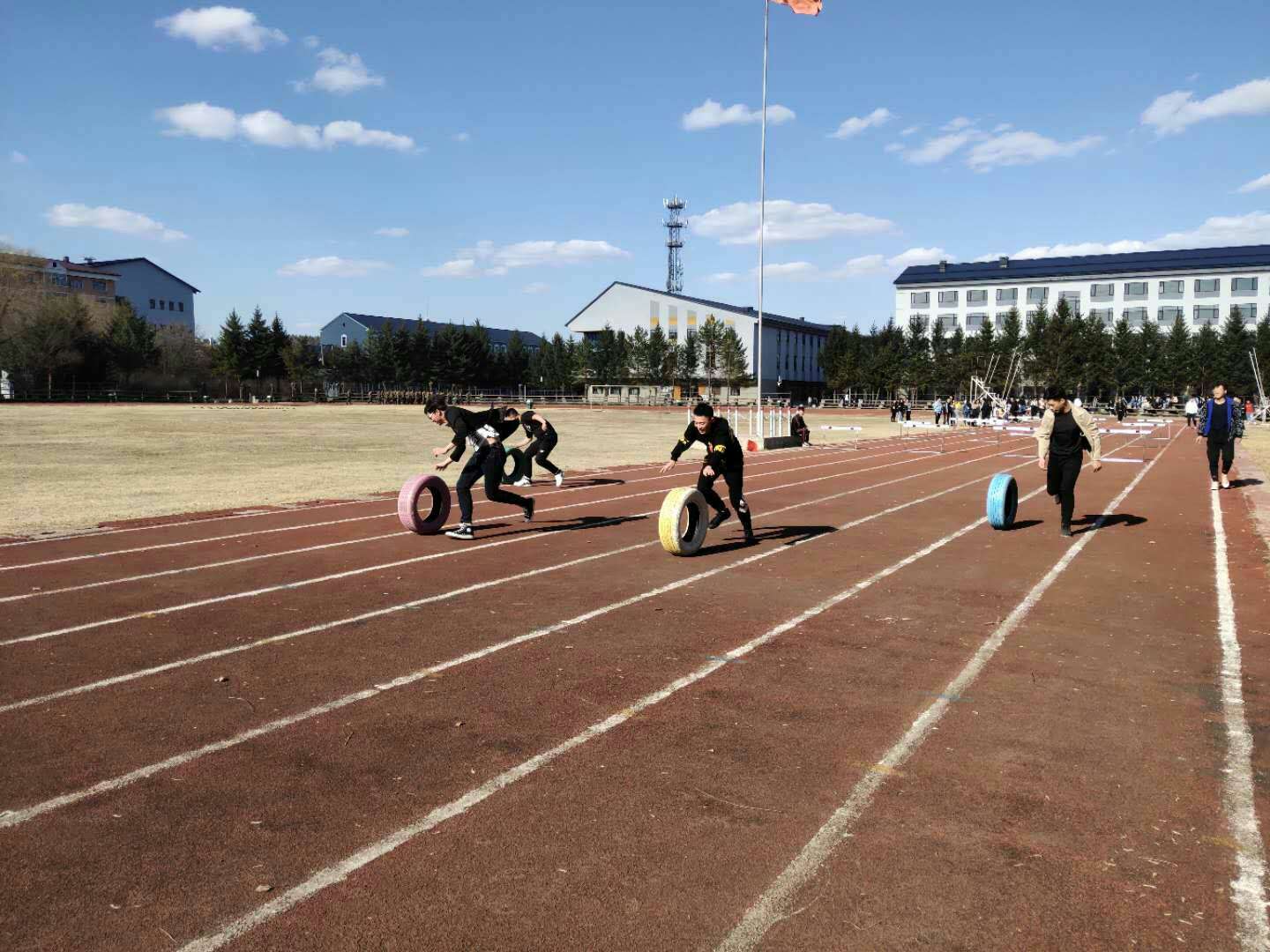 伊春職業(yè)學(xué)院開(kāi)展“娛樂(lè)身心，激揚(yáng)青春”趣味運(yùn)動(dòng)會(huì)活動(dòng)