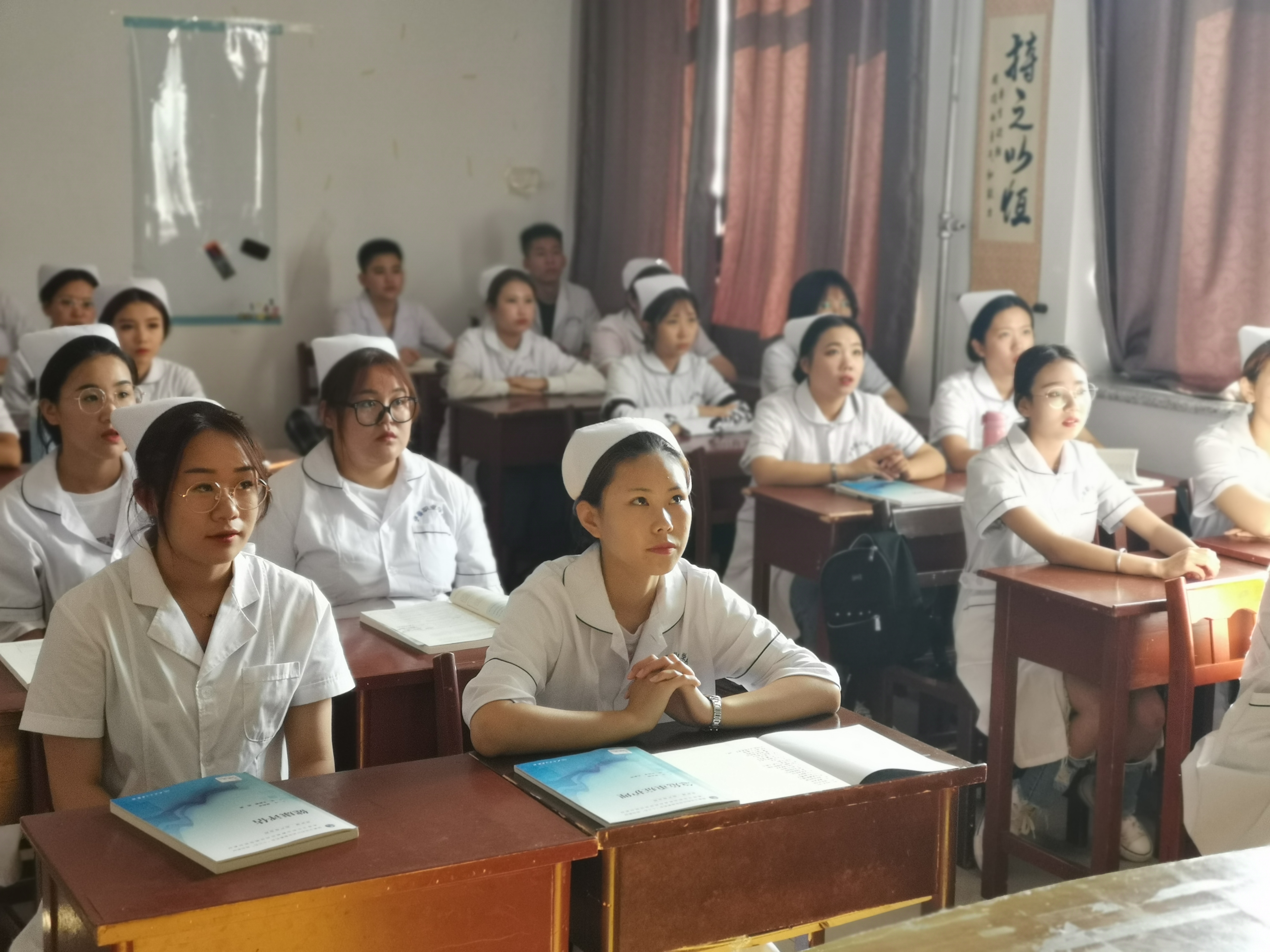 醫(yī)學(xué)院課前一支紅歌_歌唱偉大的祖國(guó)