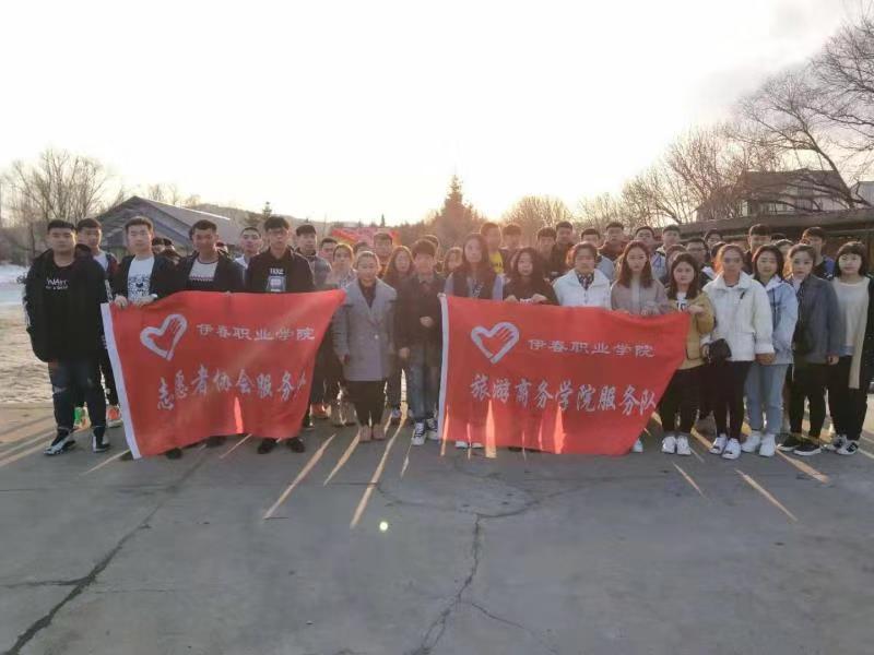 弘揚(yáng)雷鋒精神，快樂志愿服務(wù)我院積極開展學(xué)雷鋒志愿服務(wù)活動(dòng)