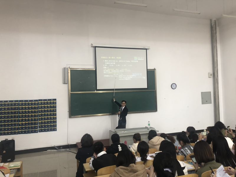 醫(yī)學(xué)技術(shù)學(xué)院邀請(qǐng)護(hù)考專家關(guān)永俊為學(xué)生講解護(hù)考知識(shí)