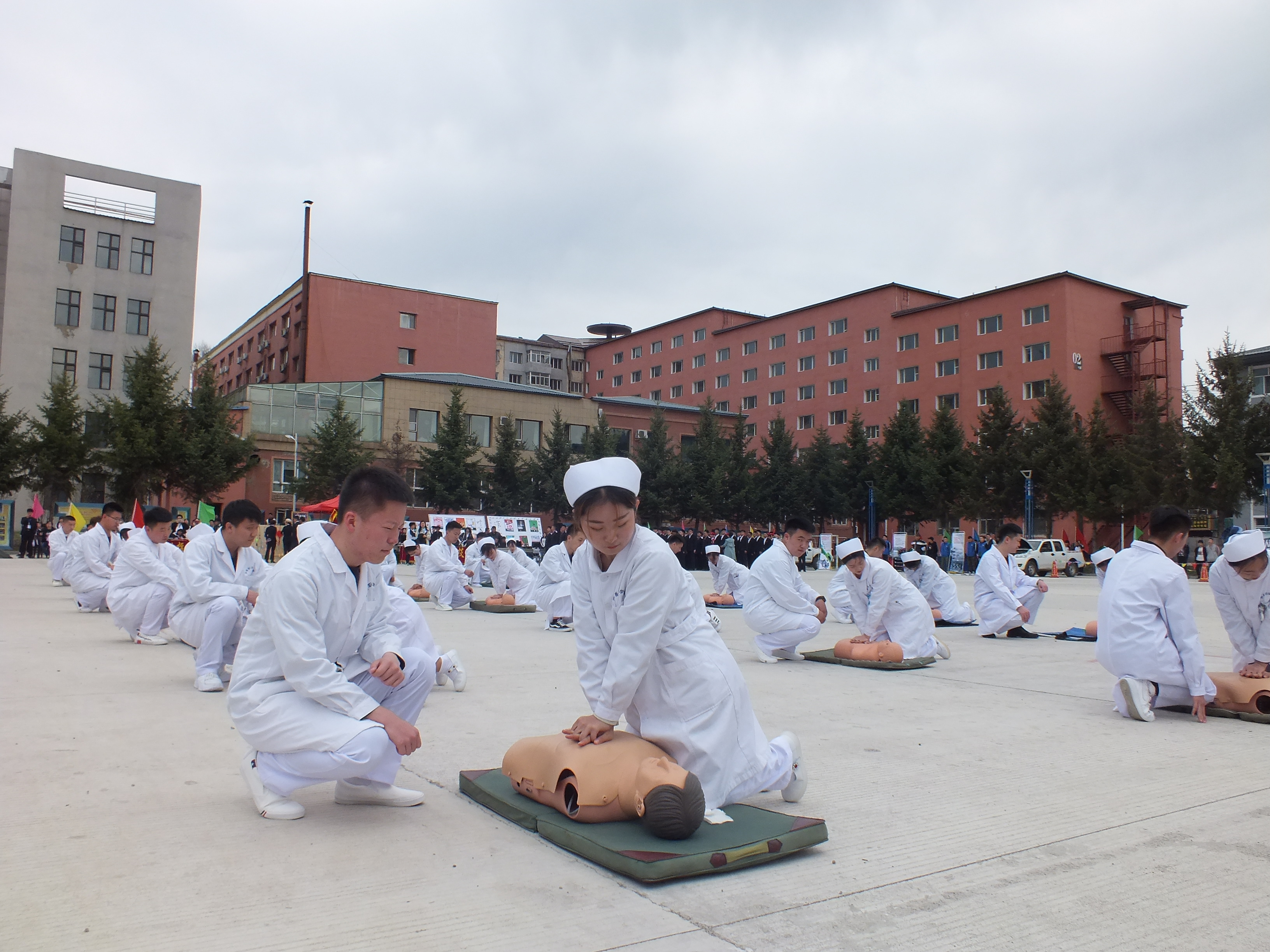 伊春職業(yè)學(xué)院2019年職業(yè)教育活動(dòng)周首屆“校園開(kāi)放日”隆重開(kāi)幕