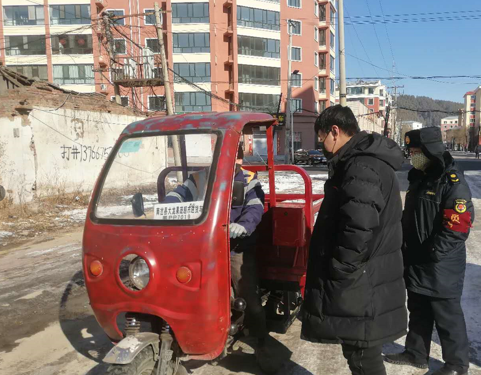 大學生志愿者勇擔當__為疫情防控貢獻青春力量