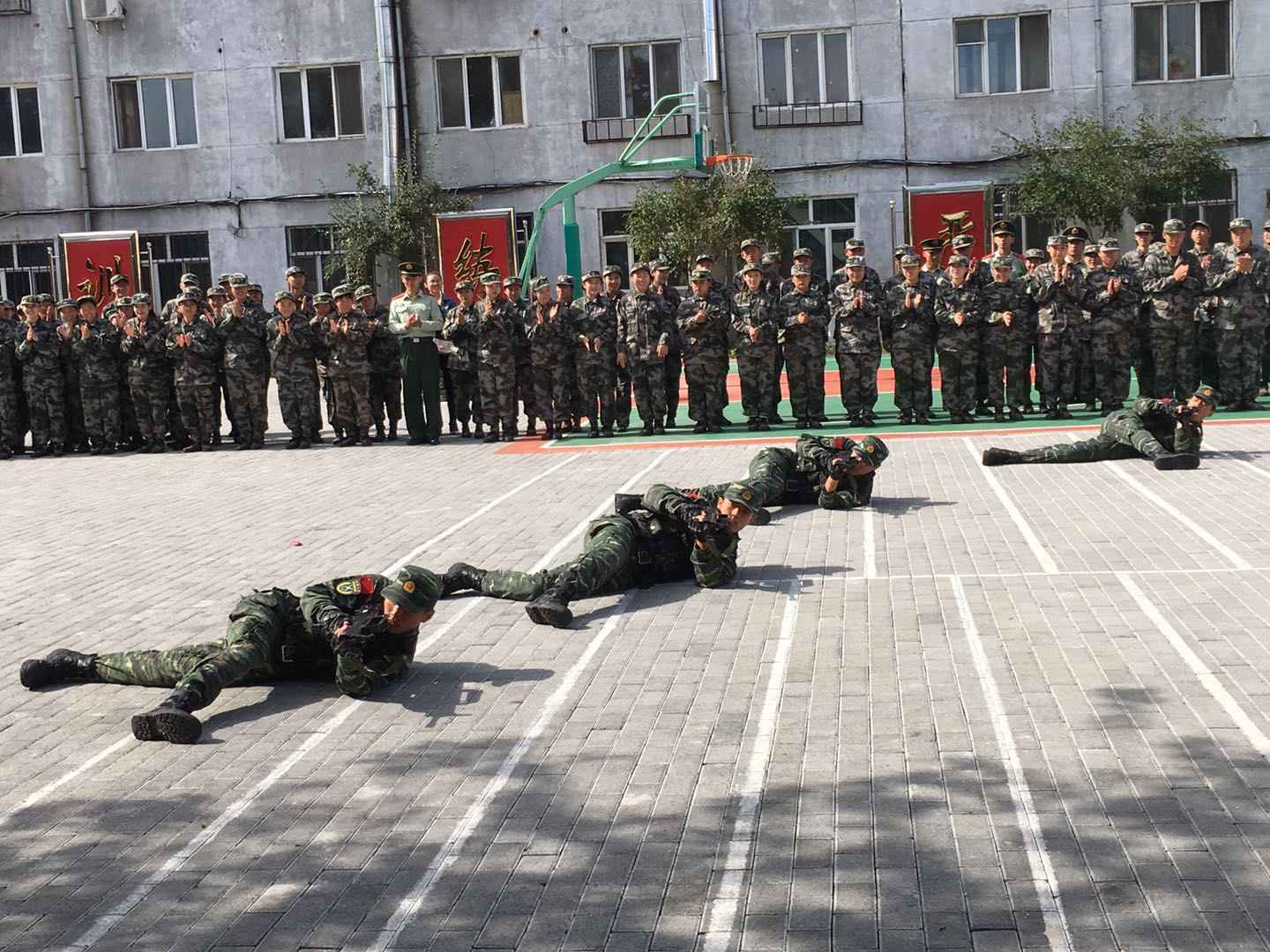 全民國(guó)防教育日_我校學(xué)子走進(jìn)軍營(yíng)接受國(guó)防教育
