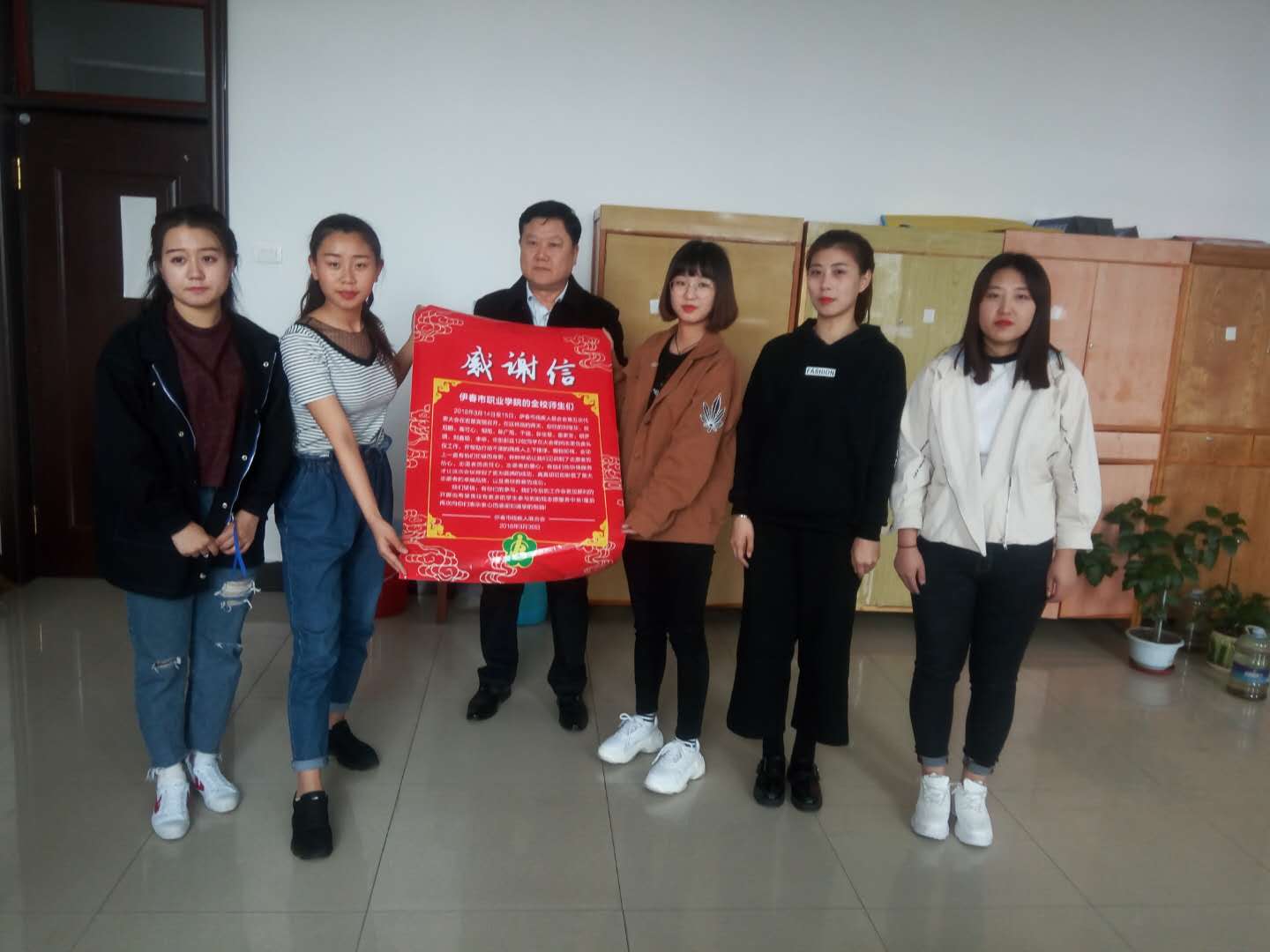 旅游商務(wù)學(xué)院高鐵專業(yè)學(xué)生為我市殘聯(lián)大會提供志愿服務(wù)
