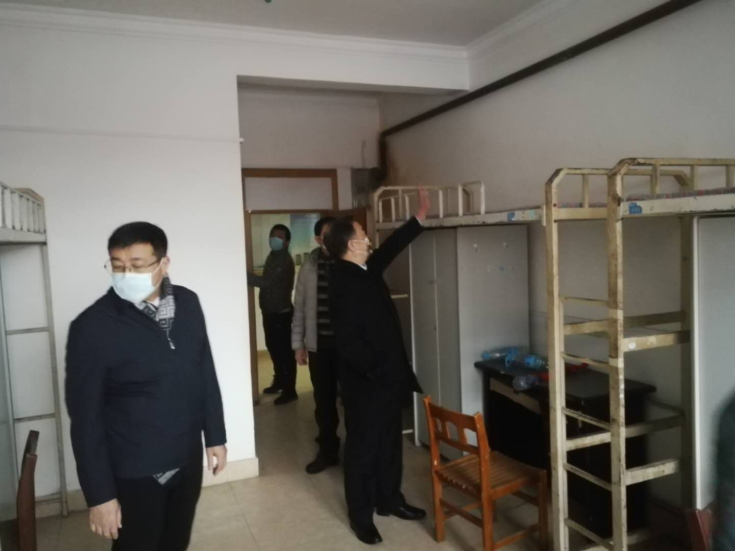校領(lǐng)導(dǎo)走訪慰問留學(xué)生_檢查疫情防控工作落實情況