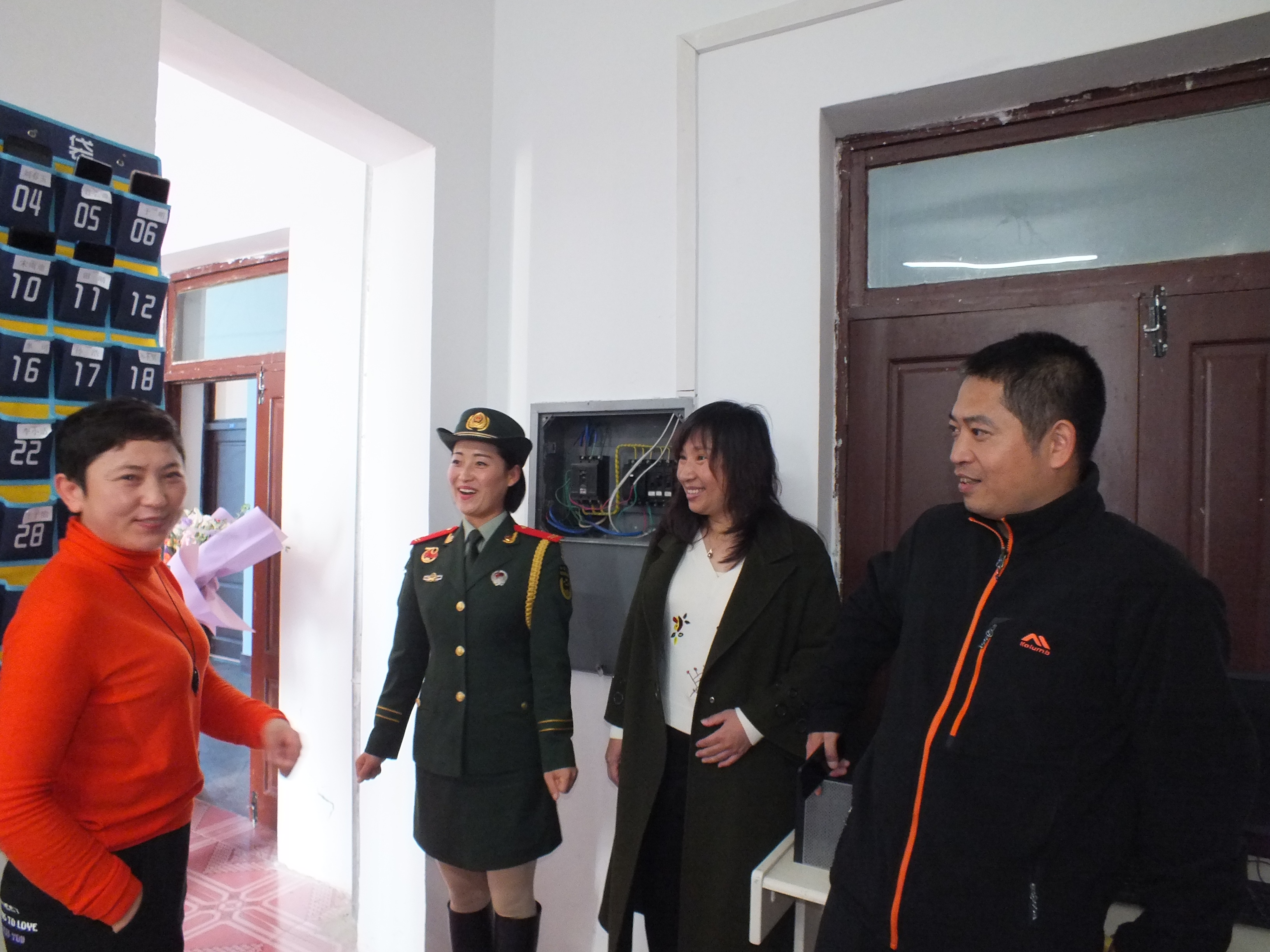 颯爽英姿五尺槍__曙光初照演兵場——參加國慶閱兵女兵方陣隊員李玲玲榮歸母校紀實