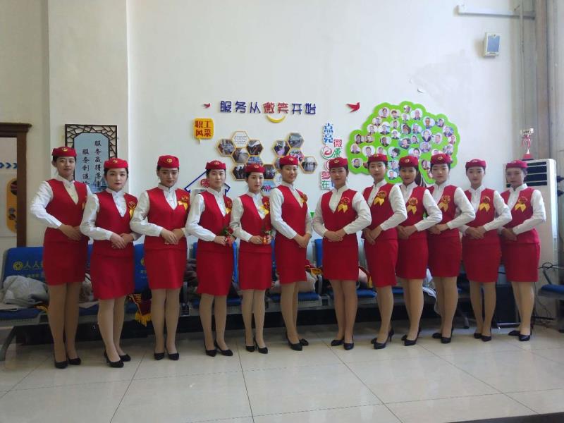 我院學生為“生態(tài)旅游·伊春號”旅游文化列車開行儀式提供志愿禮儀服務