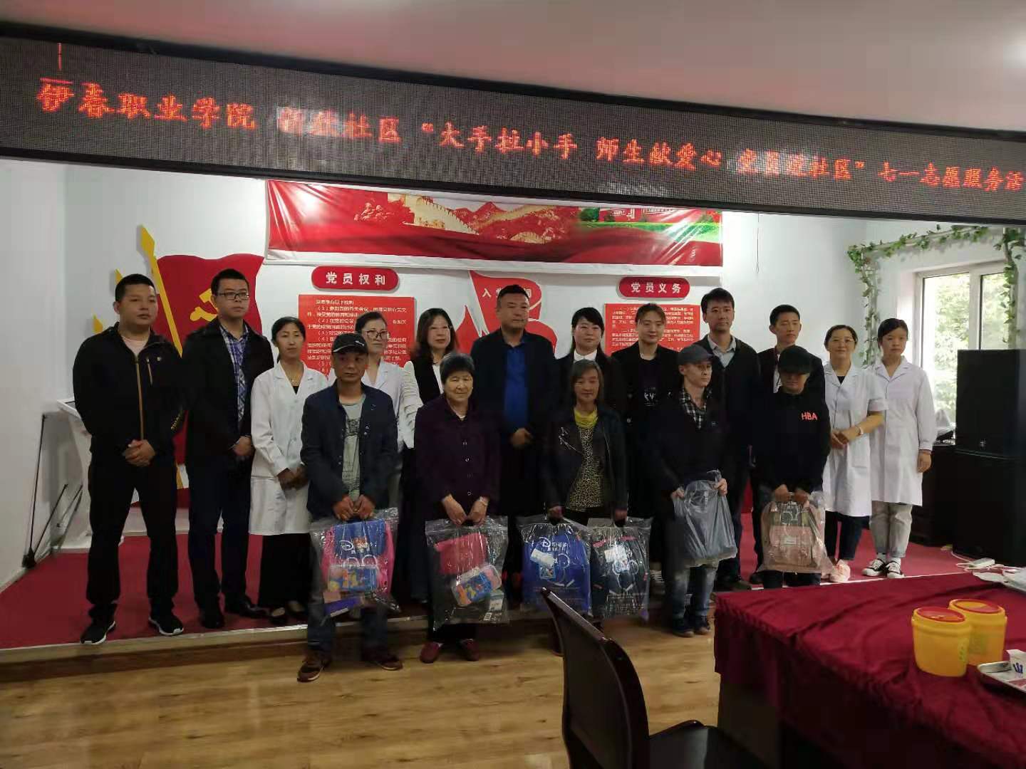 參加“七一”志愿服務(wù)活動的同學(xué)們！