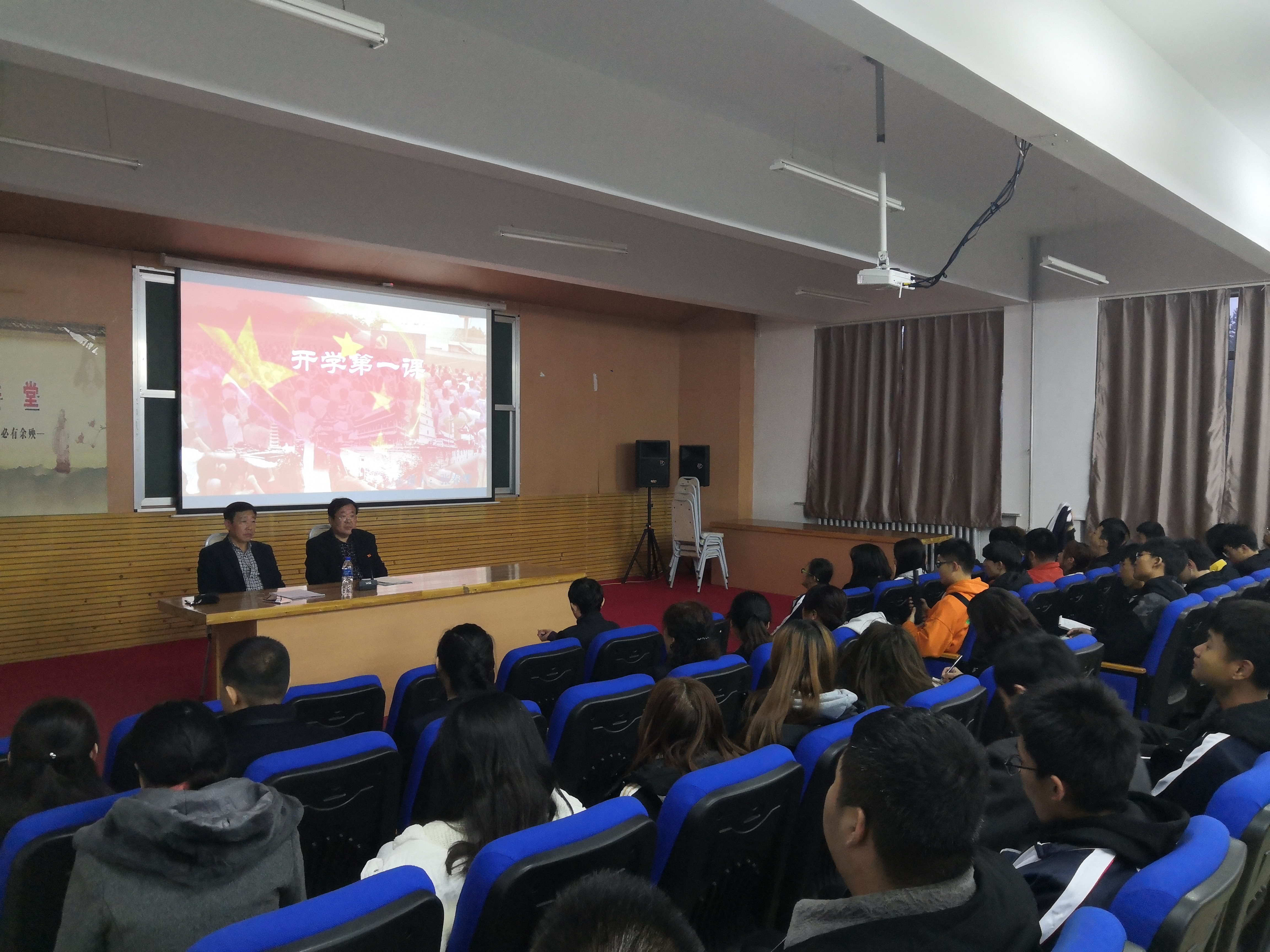 《開學(xué)第一課》—學(xué)校黨委委員張春鷹深入計算機(jī)學(xué)院上思政課