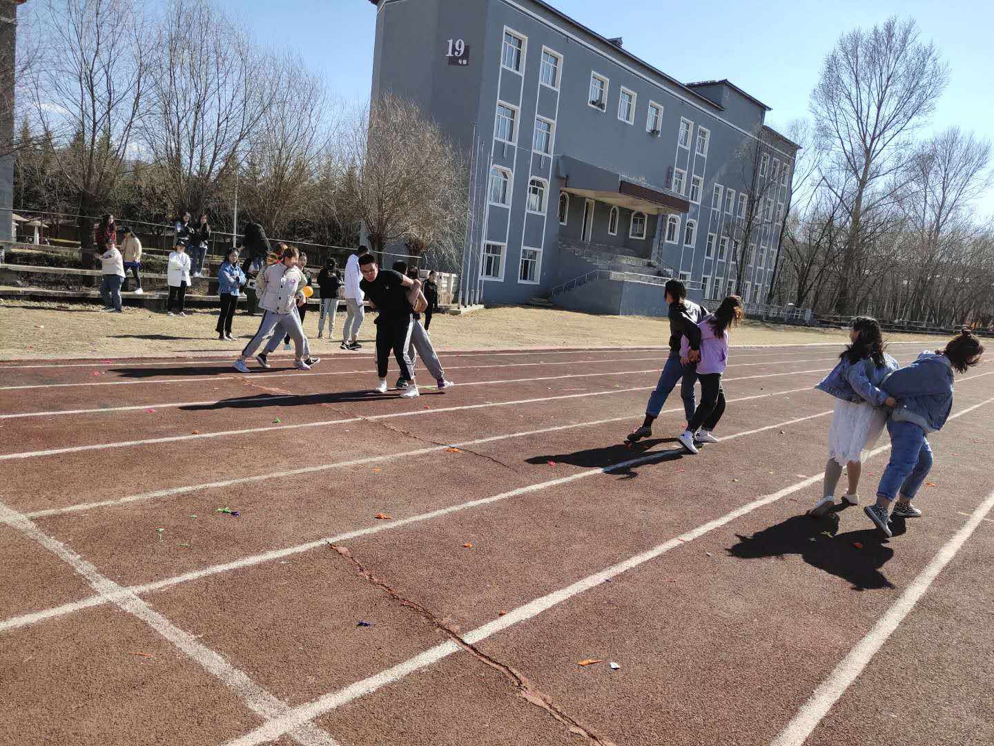伊春職業(yè)學(xué)院開(kāi)展“娛樂(lè)身心，激揚(yáng)青春”趣味運(yùn)動(dòng)會(huì)活動(dòng)