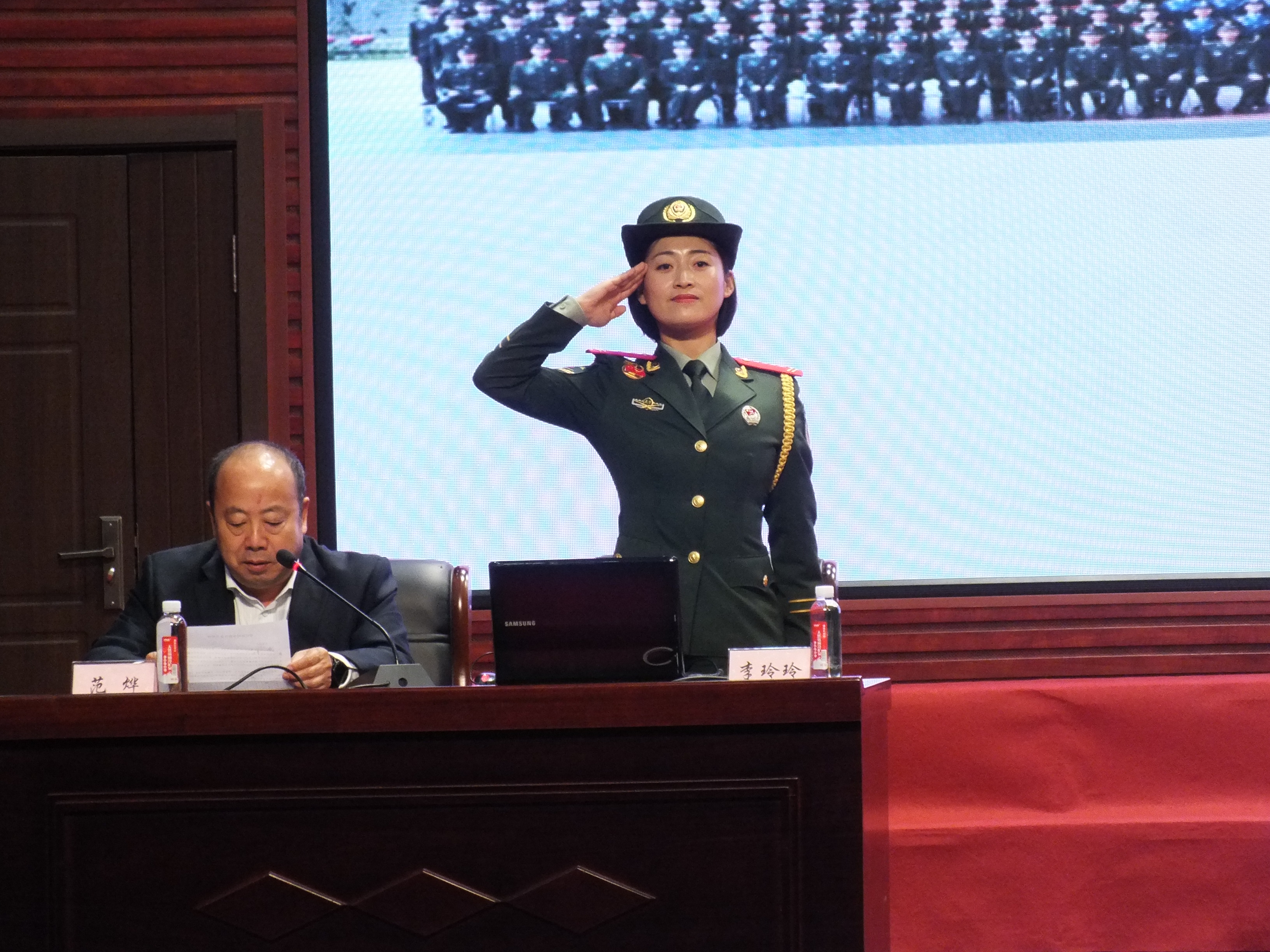 颯爽英姿五尺槍__曙光初照演兵場——參加國慶閱兵女兵方陣隊員李玲玲榮歸母校紀實