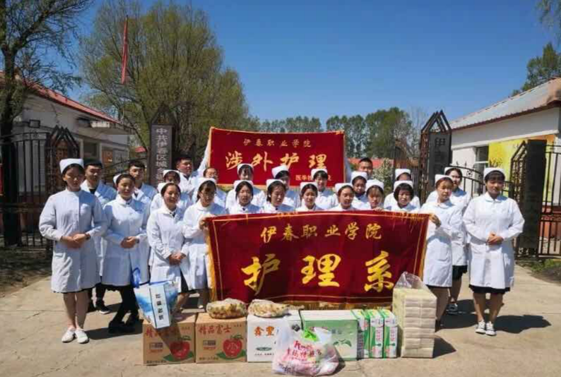 醫(yī)學(xué)技術(shù)學(xué)院涉外護(hù)理班開展“用行動(dòng)給予關(guān)懷、用服務(wù)獻(xiàn)予愛心”主題公益活動(dòng)