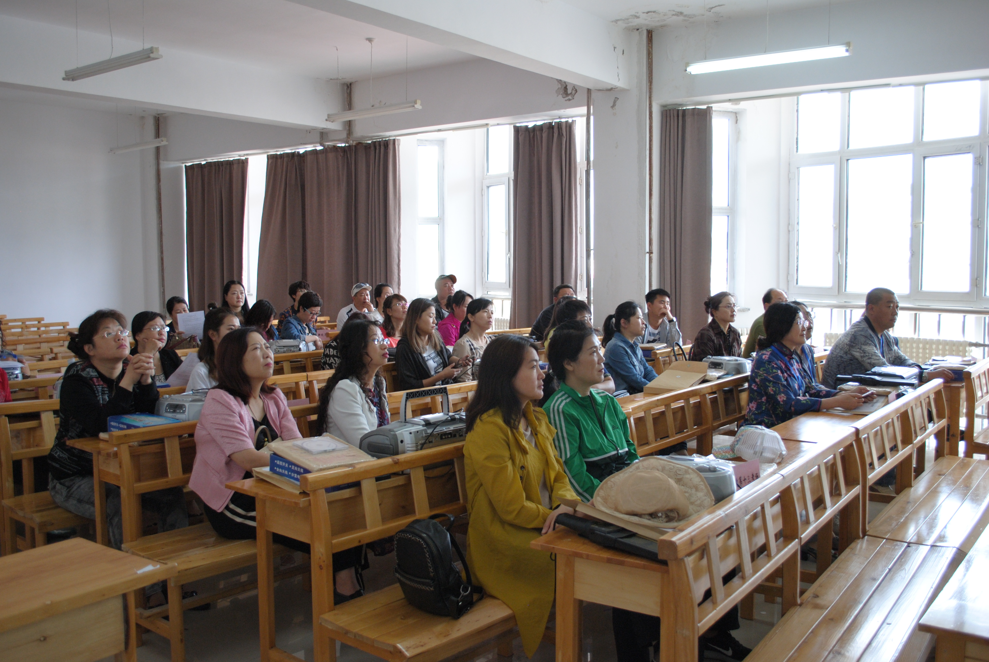 我院圓滿完成2018上半年大學外語四六級和英語應用能力考試工作