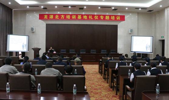 我院禮儀教師為政府和國企進行禮儀培訓