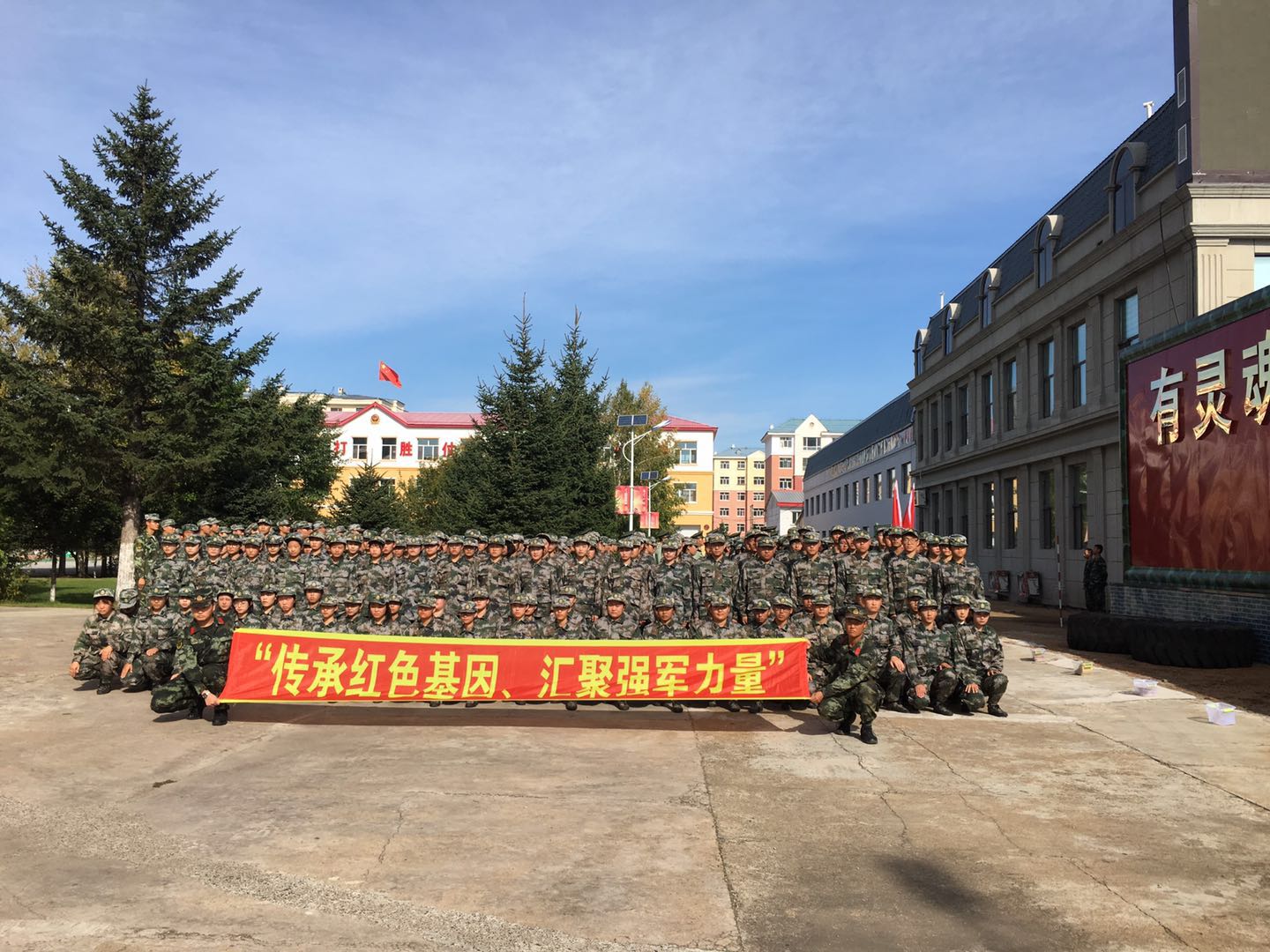 全民國(guó)防教育日_我校學(xué)子走進(jìn)軍營(yíng)接受國(guó)防教育