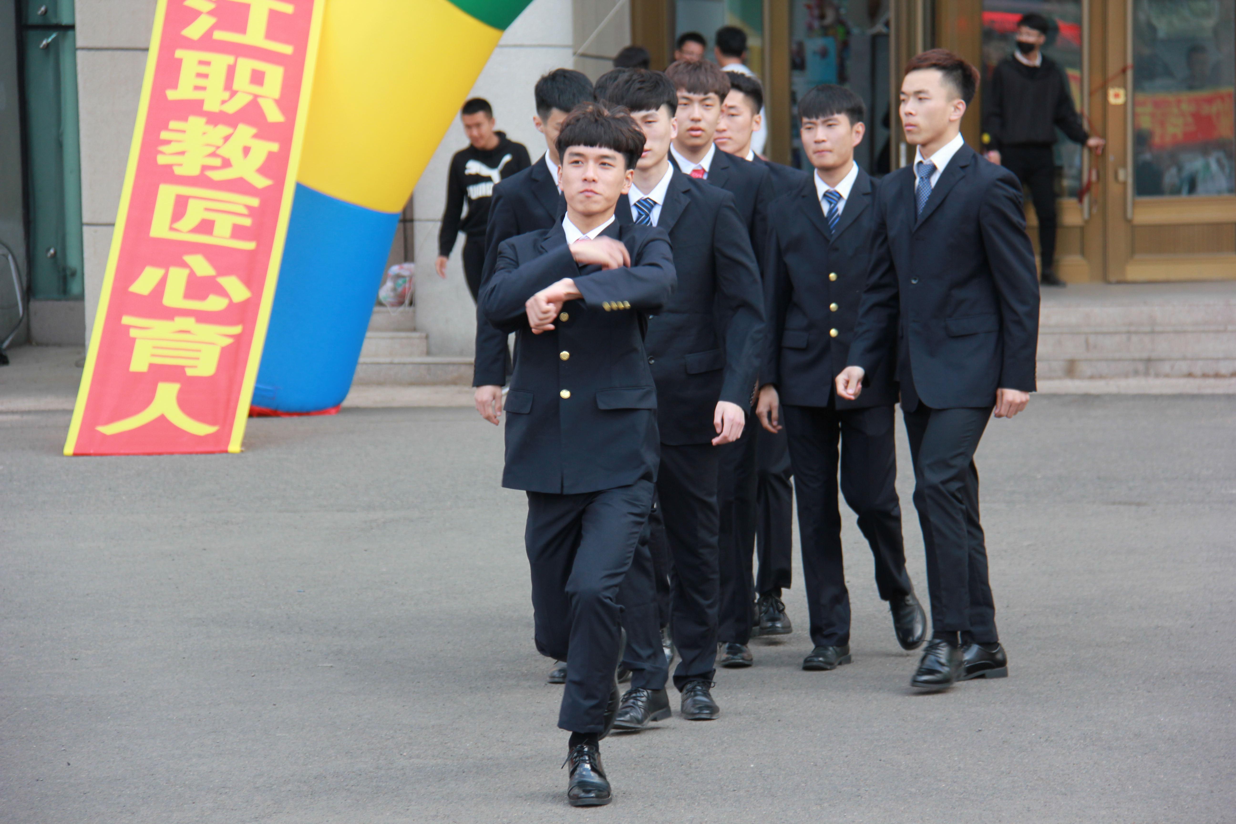 “快閃”之航空、高鐵專業(yè)學(xué)生形象禮儀展示