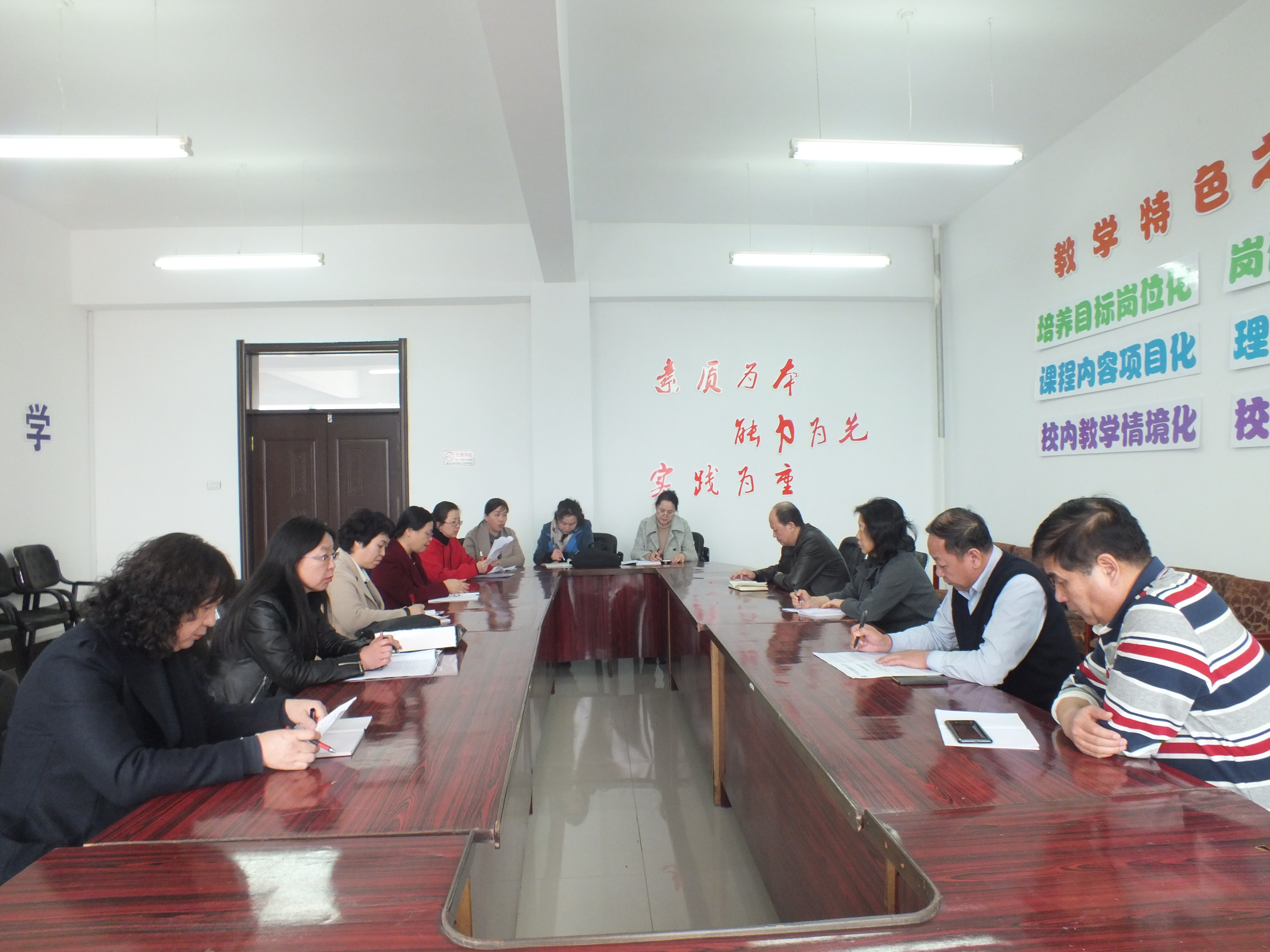 公共教育學(xué)院召開(kāi)思想政治理論教育座談會(huì)