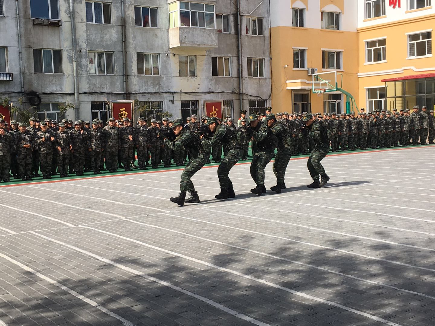 全民國(guó)防教育日_我校學(xué)子走進(jìn)軍營(yíng)接受國(guó)防教育