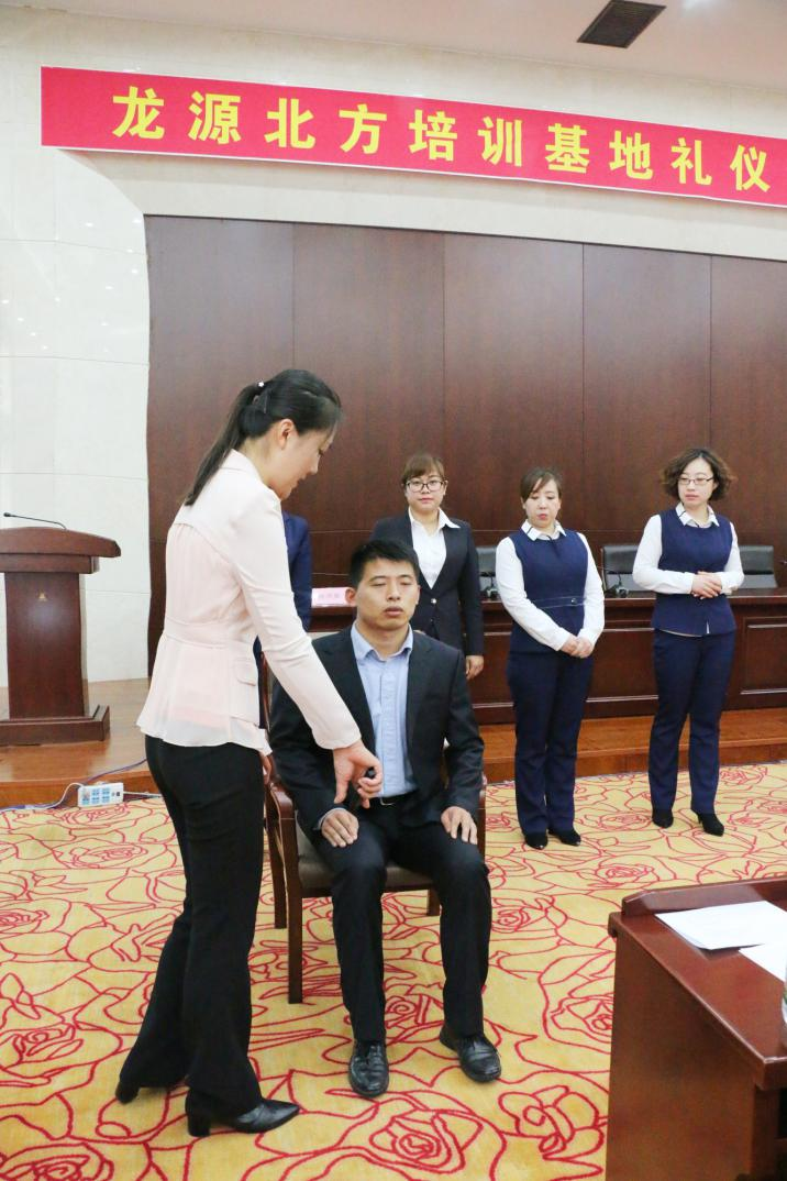 我院禮儀教師為政府和國企進行禮儀培訓