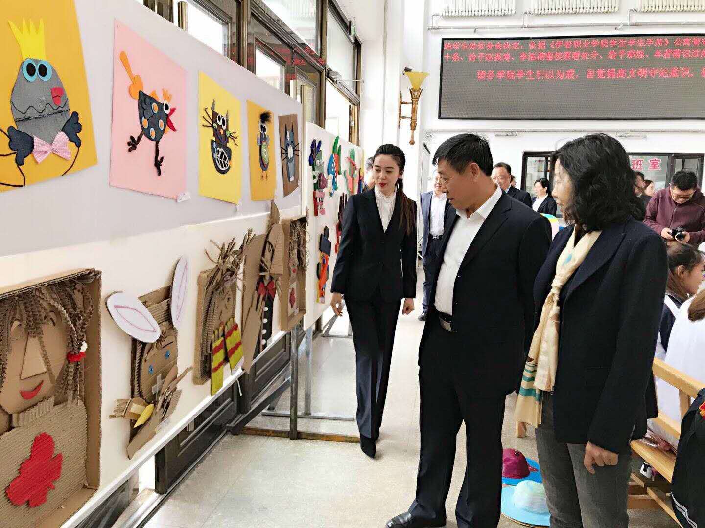 師范學(xué)院學(xué)前教育專業(yè)職業(yè)教育周活動(dòng)之一幼兒園美術(shù)手工作品展圓滿結(jié)束