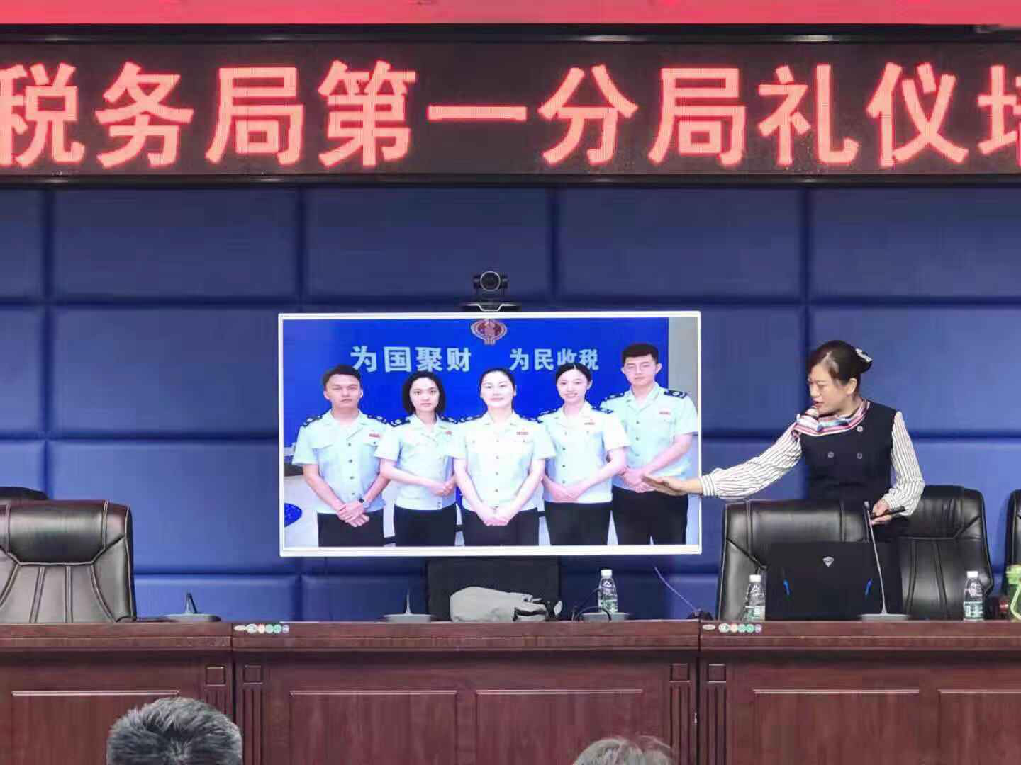 我院禮儀教師為銀行、稅務(wù)等窗口單位進行禮儀培訓(xùn)