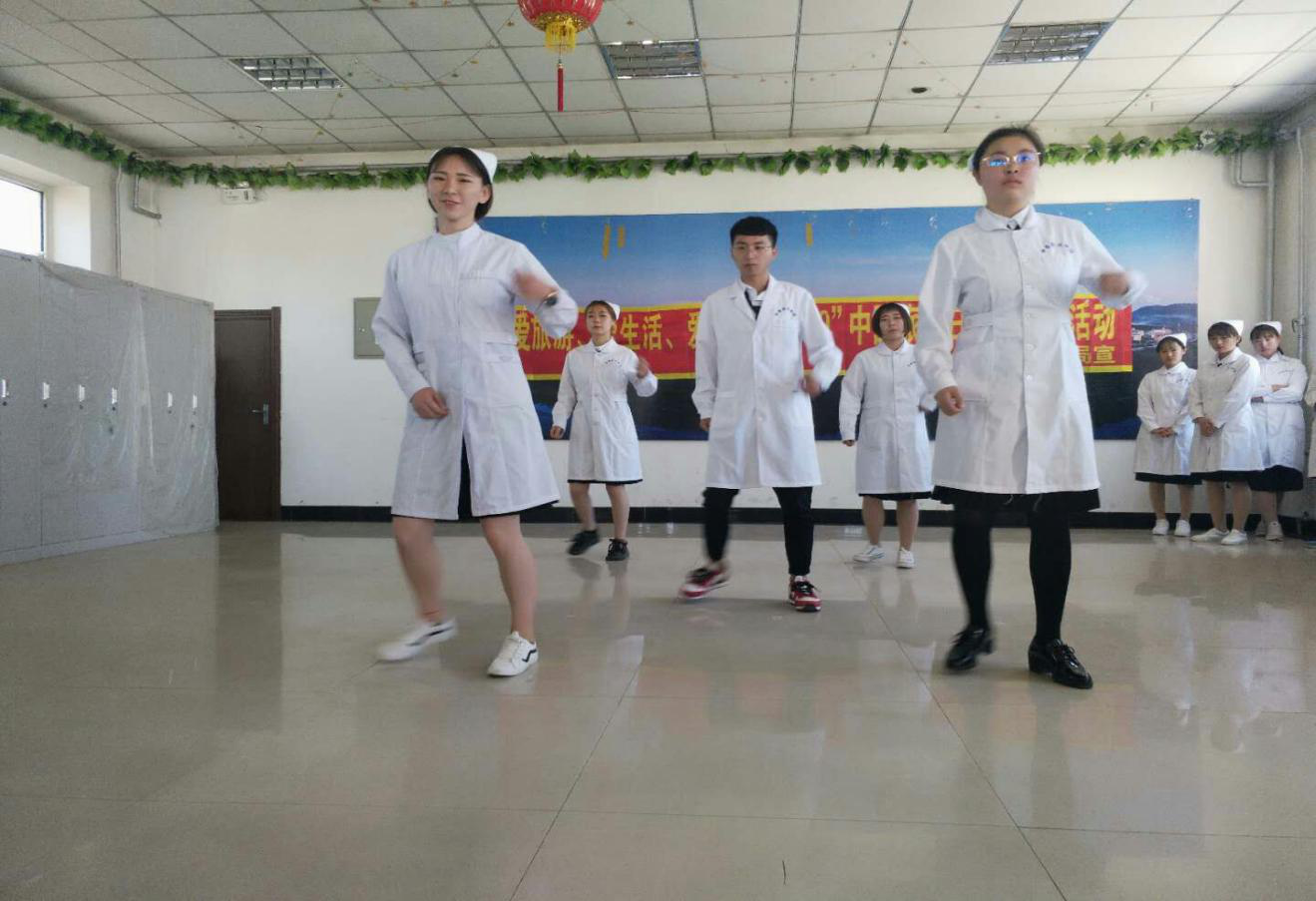 醫(yī)學(xué)技術(shù)學(xué)院涉外護(hù)理班開展“用行動(dòng)給予關(guān)懷、用服務(wù)獻(xiàn)予愛心”主題公益活動(dòng)