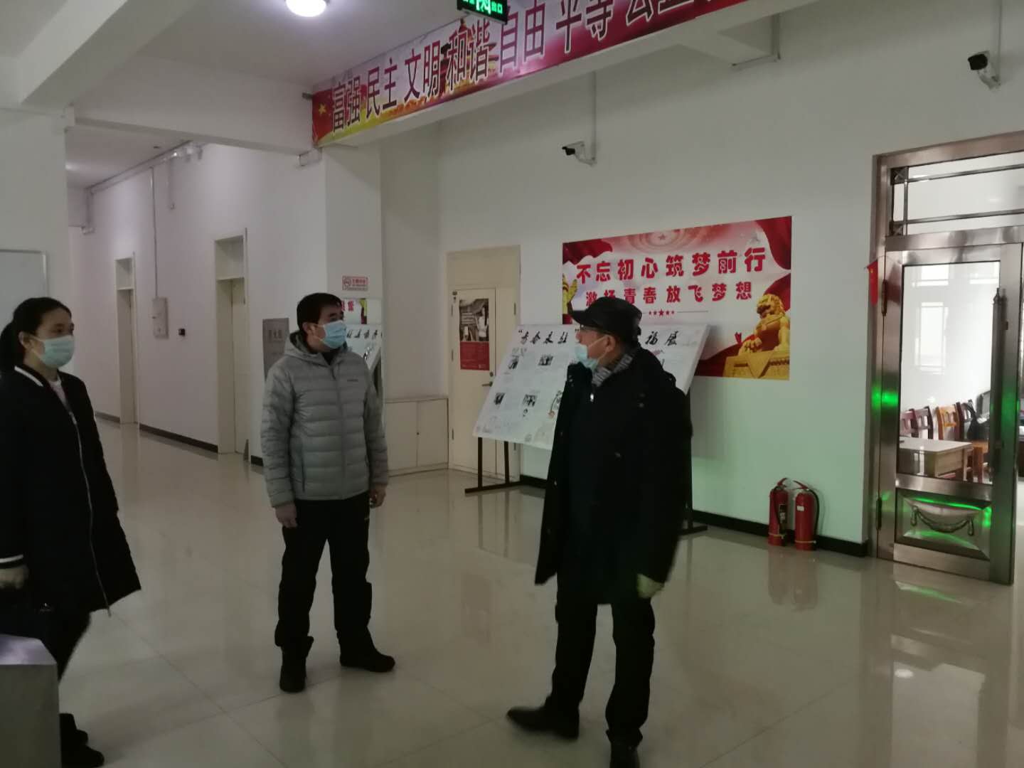 校領(lǐng)導(dǎo)走訪慰問留學(xué)生_檢查疫情防控工作落實情況