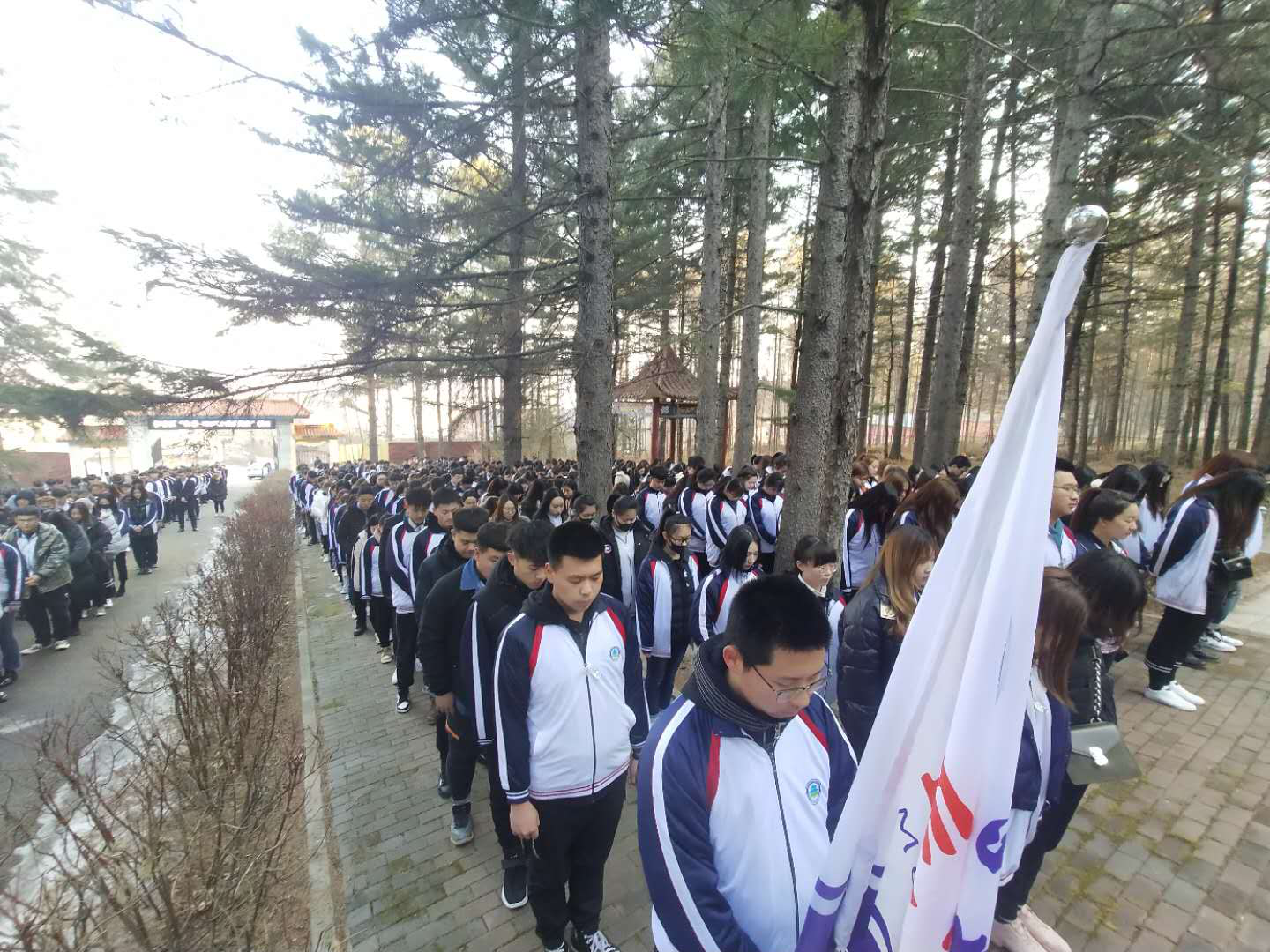 緬懷革命先烈，弘揚(yáng)革命精神------醫(yī)學(xué)技術(shù)學(xué)院開(kāi)展清明節(jié)烈士掃墓活動(dòng)