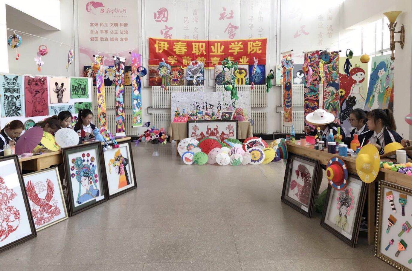 師范學(xué)院學(xué)前教育專業(yè)職業(yè)教育周活動(dòng)之一幼兒園美術(shù)手工作品展圓滿結(jié)束