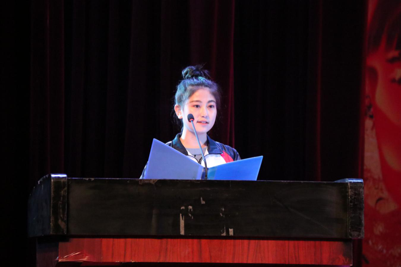 學(xué)院舉行慶祝新中國成立70周年文藝演出暨開學(xué)典禮、教師節(jié)表彰大會(huì)