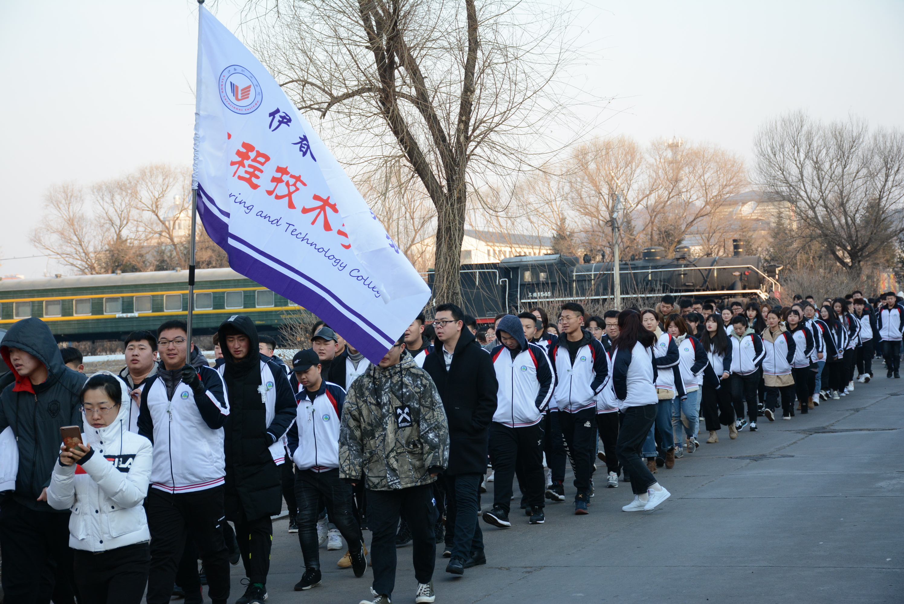 伊春職業(yè)學(xué)院開展清明節(jié)祭奠英烈活動