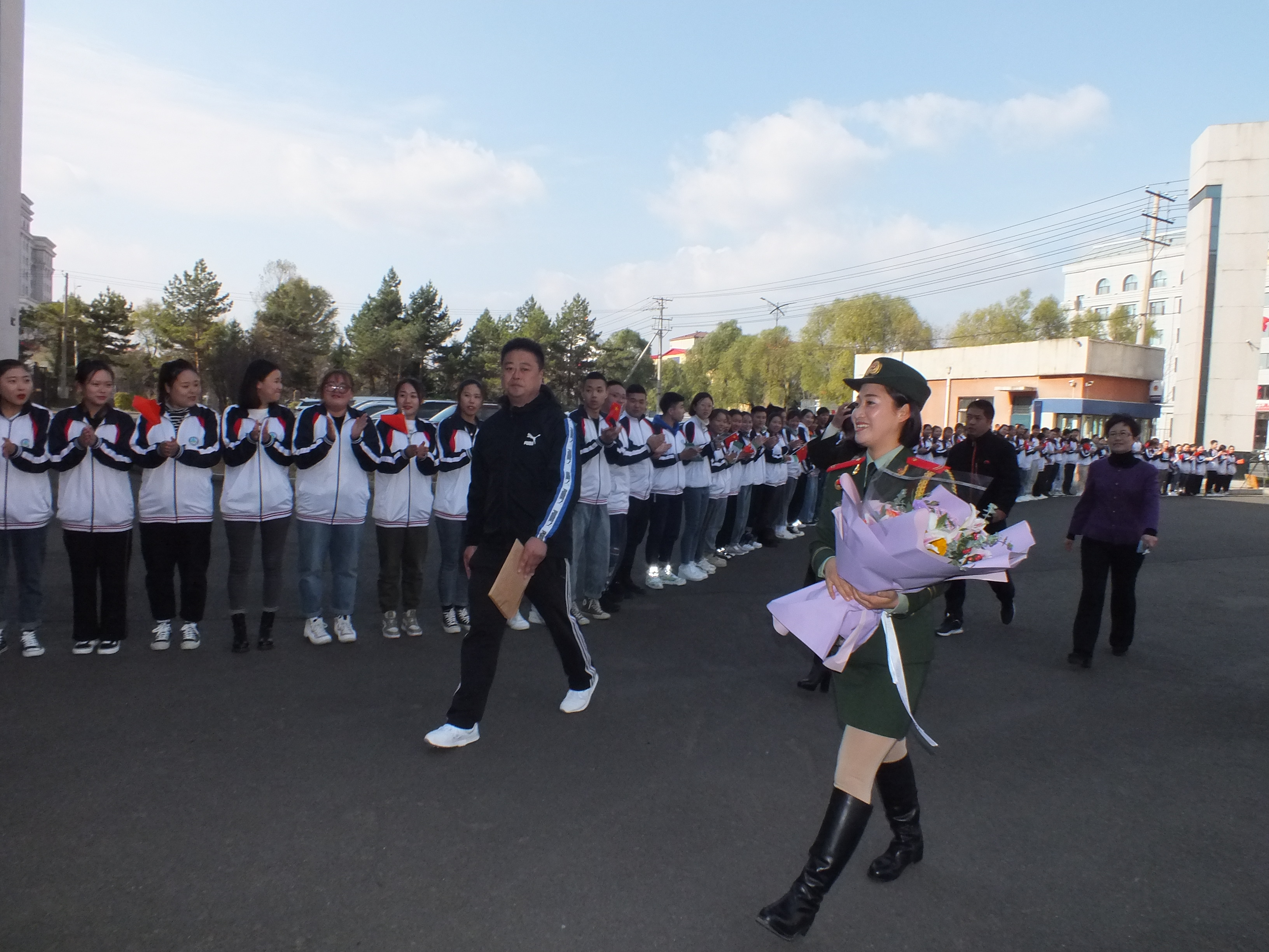 參加新中國(guó)70周年閱兵女兵方隊(duì)李玲玲同學(xué)載譽(yù)返校