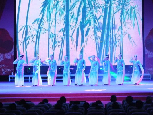 伊春職業(yè)學(xué)院舉行2018年開(kāi)學(xué)典禮暨慶國(guó)慶迎新生文藝演出 伊春職業(yè)學(xué)院舉行2018年開(kāi)學(xué)典禮暨慶國(guó)慶迎新生文藝演出