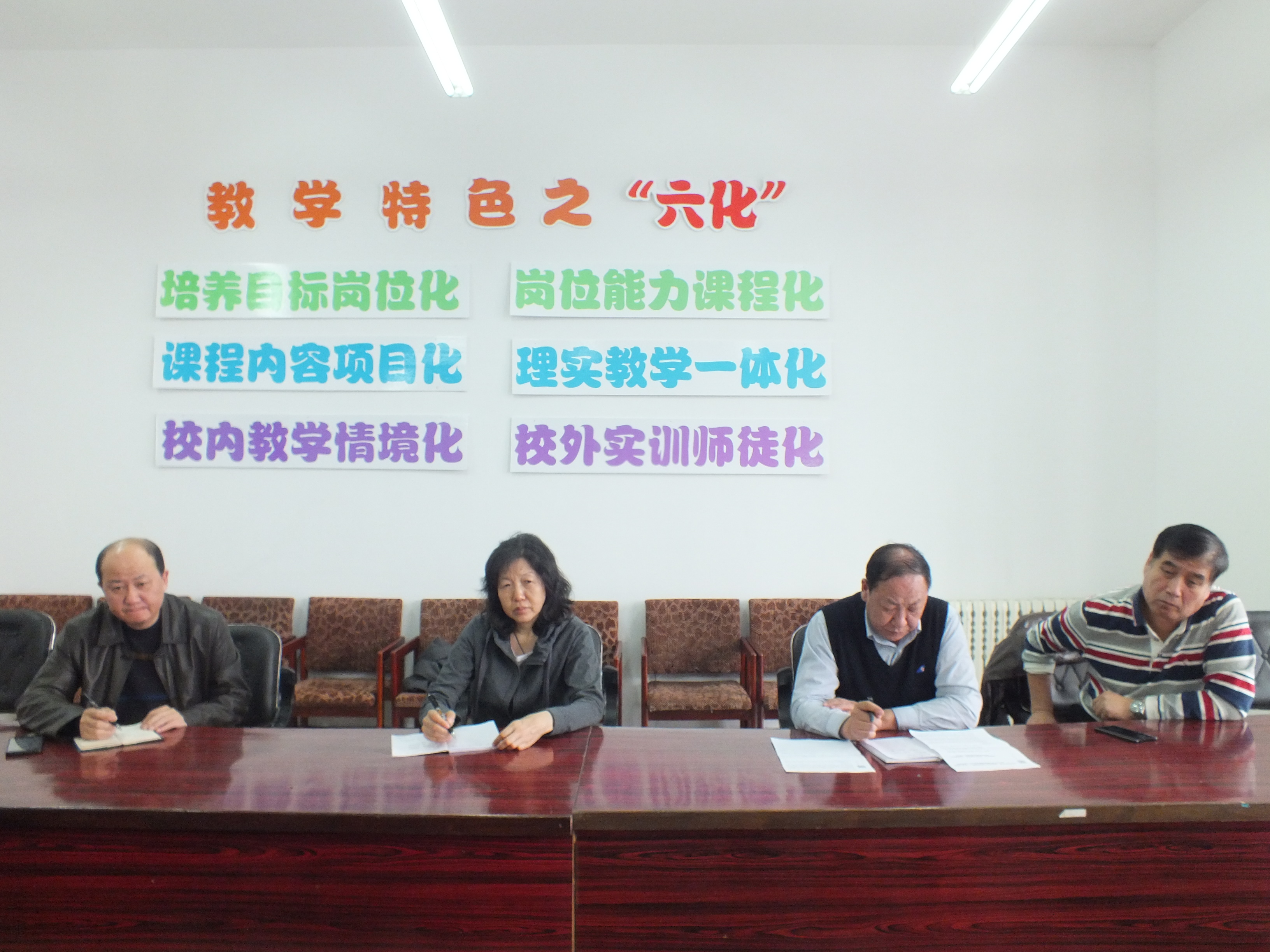 公共教育學(xué)院召開(kāi)思想政治理論教育座談會(huì)
