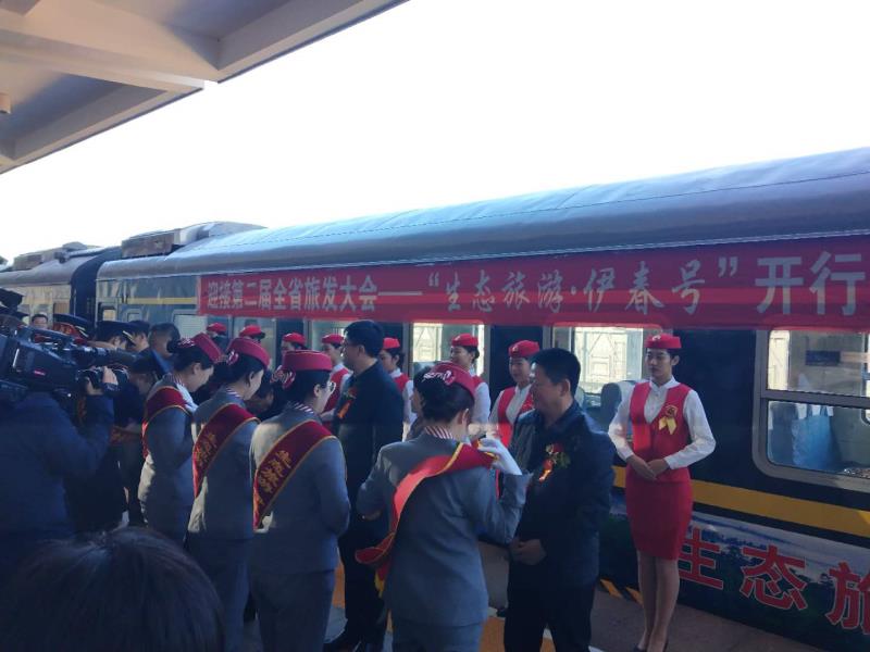 我院學生為“生態(tài)旅游·伊春號”旅游文化列車開行儀式提供志愿禮儀服務