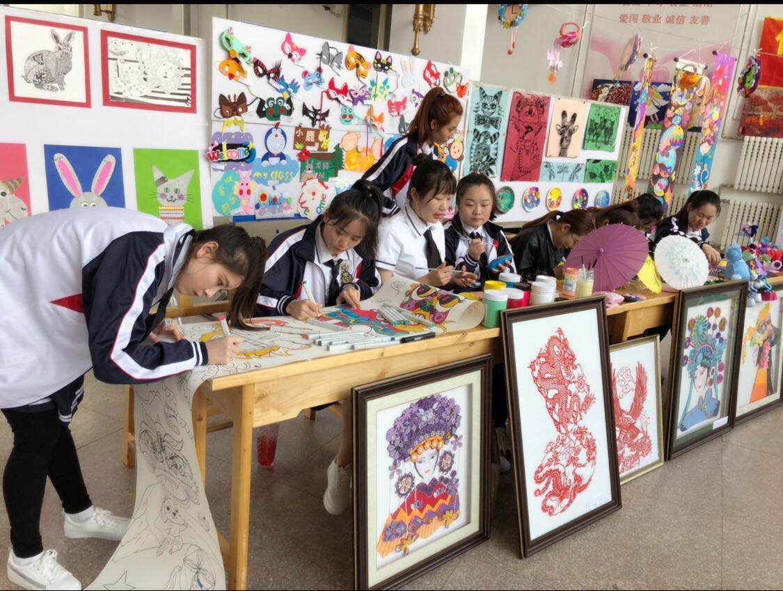 師范學(xué)院學(xué)前教育專業(yè)職業(yè)教育周活動(dòng)之一幼兒園美術(shù)手工作品展圓滿結(jié)束