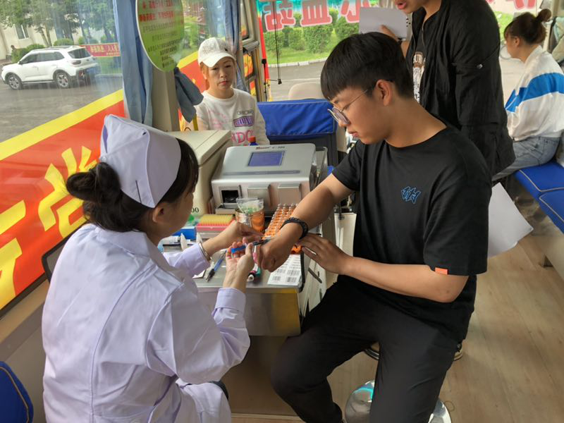 愛心凝聚力量_奉獻(xiàn)鑄就青春